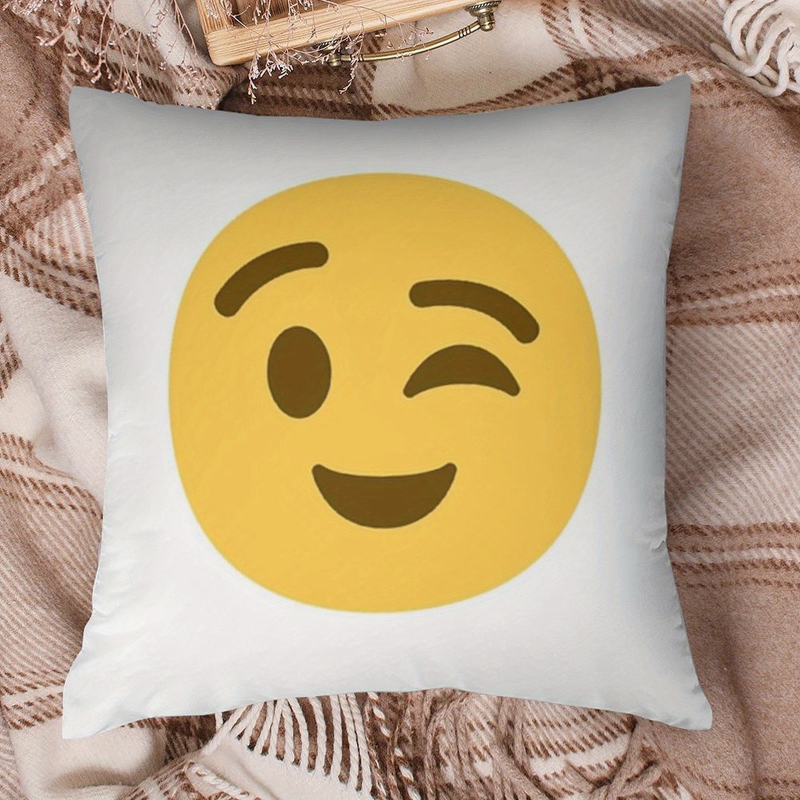Cute Winking Emoji Pillowcase, - Home Decor Emoji reseña y precio